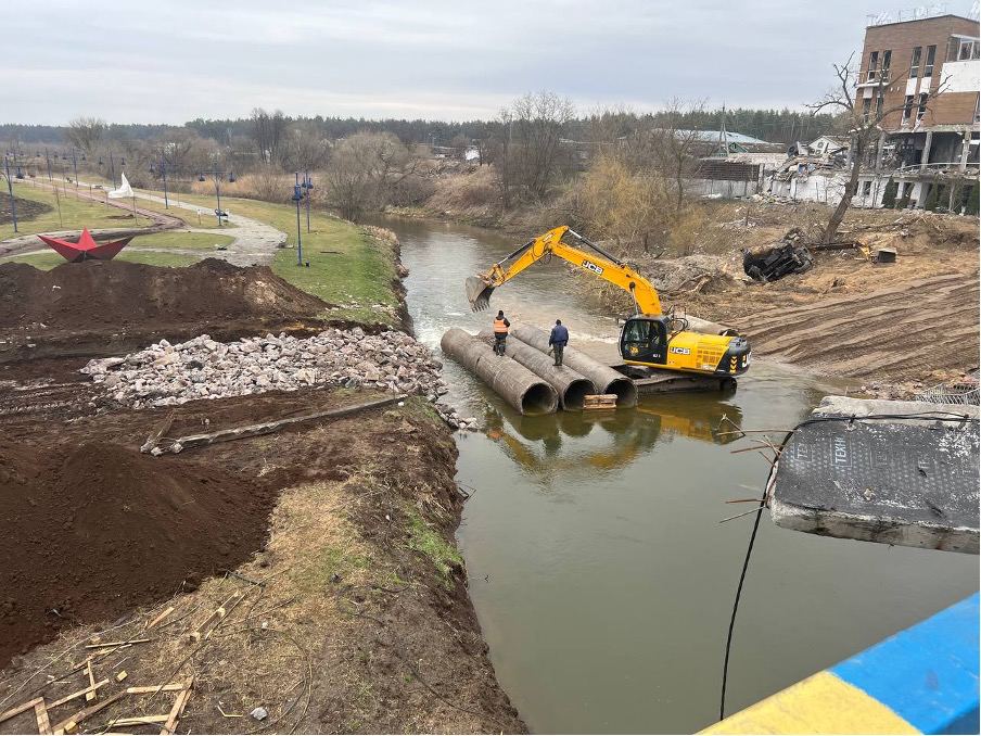 Екскаватори JCB JS260LC були залучені до відновлення руху автомобілів через тимчасовий міст, що з'єднує Ірпінь, Бучу, Гостомель і Ворзель з Києвом